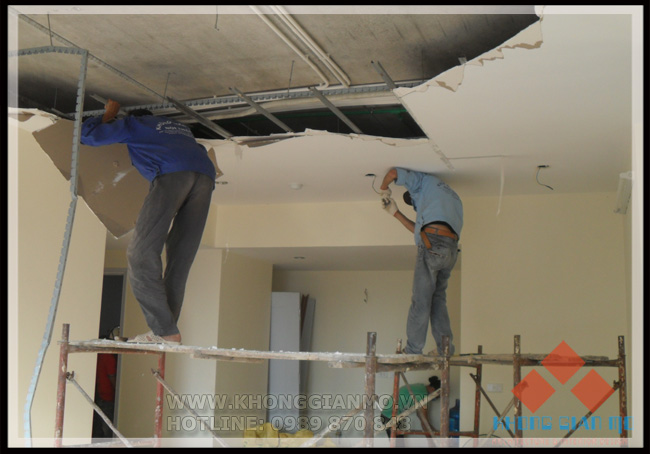 Đội thợ cải tạo xây dựng và thợ điện đang kiểm tra hiện trạng và cho tiến hành phá dỡ, cải tạo lại chung cư Xala